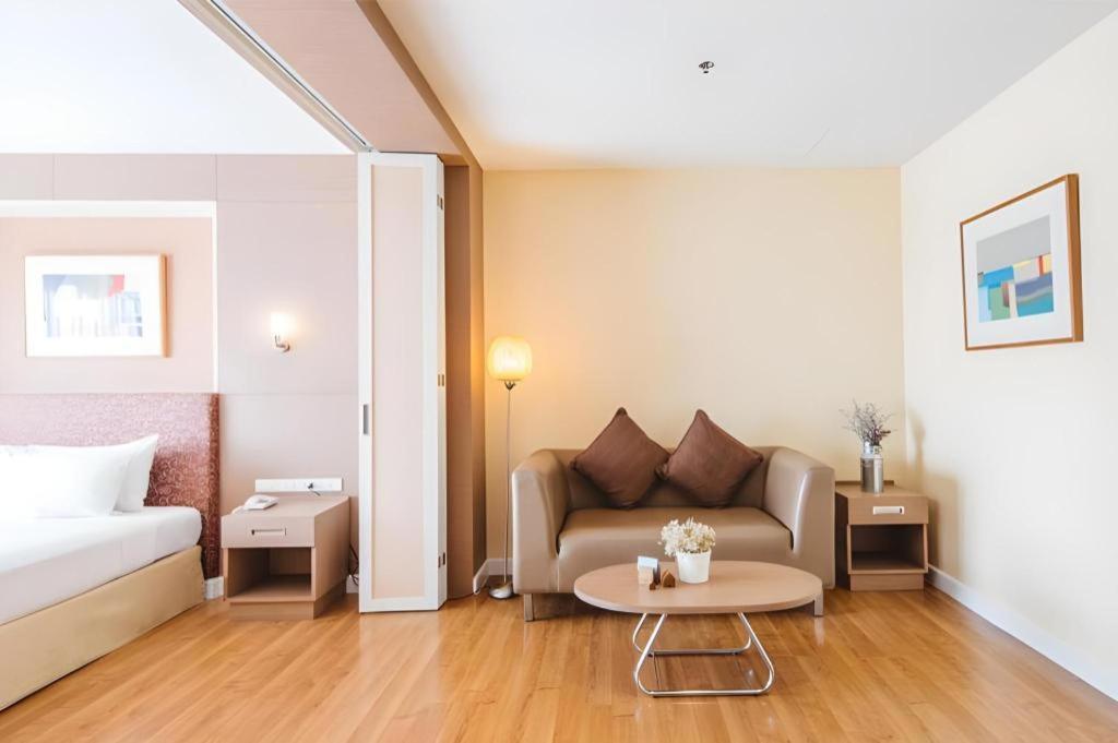 Clef Hotel Bangkok Esterno foto